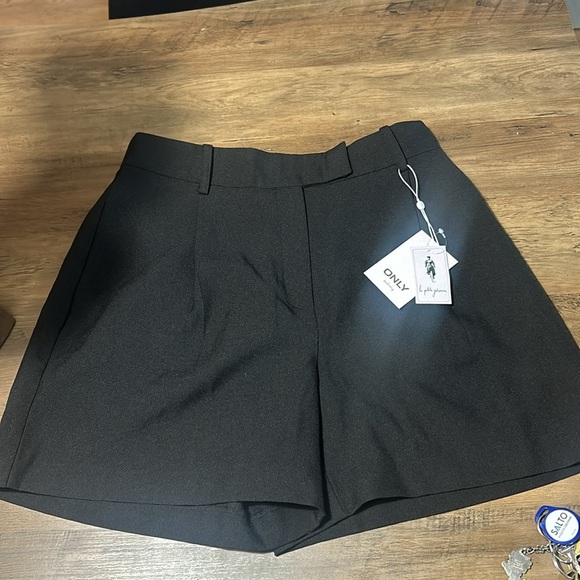 Drape Short in black size Large - Picture 2 of 6